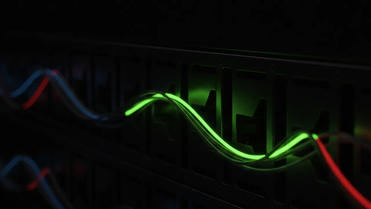 Karanlık santral panelinde yeniden yönlenen fiber optik teller, biri lime yeşili yanıyor